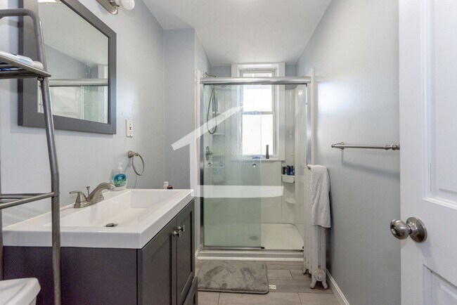 Foto del edificio - Unique BU Apartment with ridiculous renovations including dinos