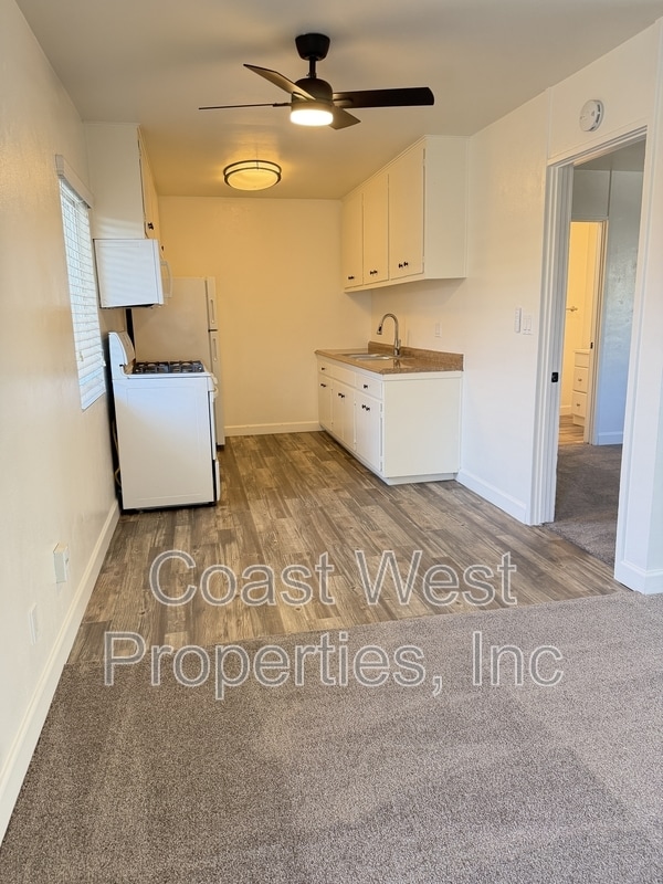 Building Photo - 381 Oak Ave