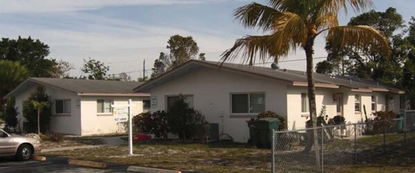 Foto del edificio - 644-646 N 108th Ave