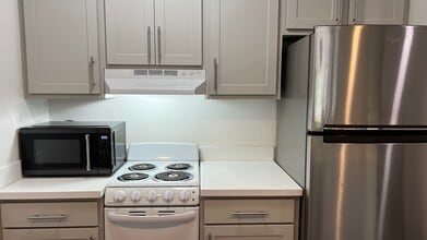 Building Photo - 1065 University Ave