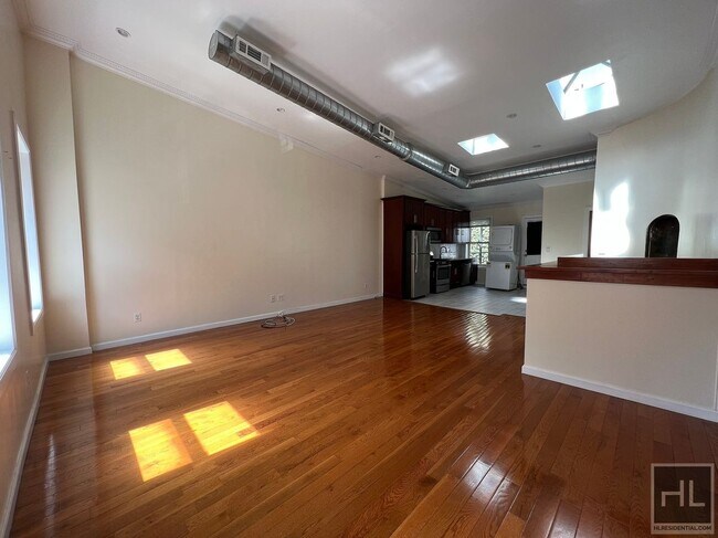 Building Photo - NO FEE/LOFT/HIGH CEILINGS/SKYLIGHTS/DISHWA...