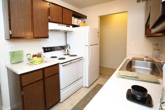 2 BR, 1 BA - 833 SF, Standard - Fountain Park South Apartments