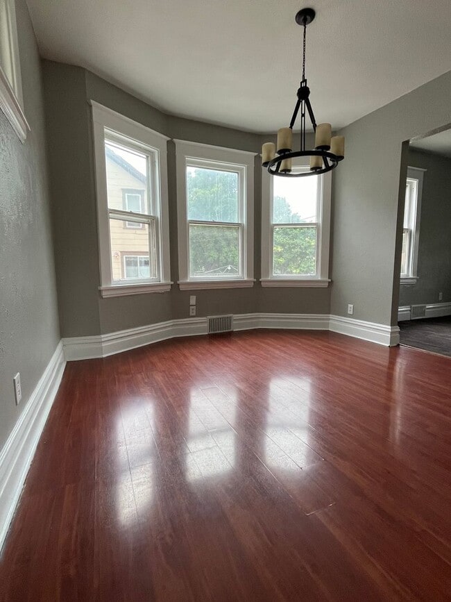 Building Photo - Amazing 3 Bedroom 1 Bathroom Home in West St. Paul