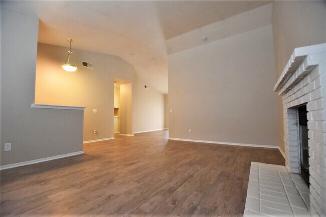 Building Photo - 43941 Maria Cir