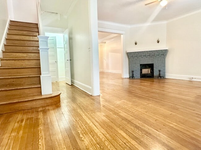Building Photo - 4 Bed + 2 Bath - Pets Welcome! Parking!
