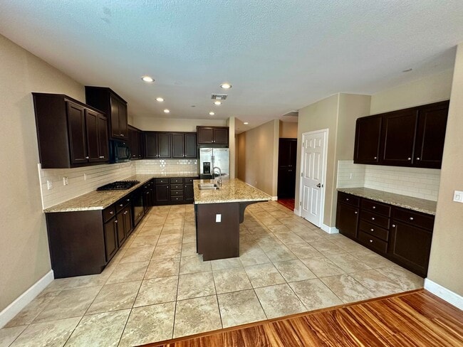 Building Photo - 2487 N Mountainside Dr
