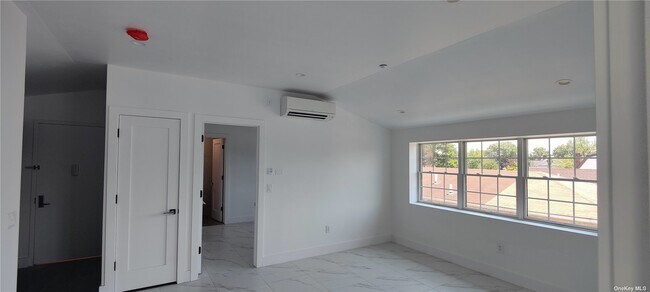 Building Photo - 61-13 Utopia Pkwy