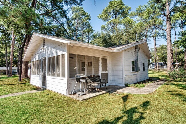 Building Photo - 201 White Dr