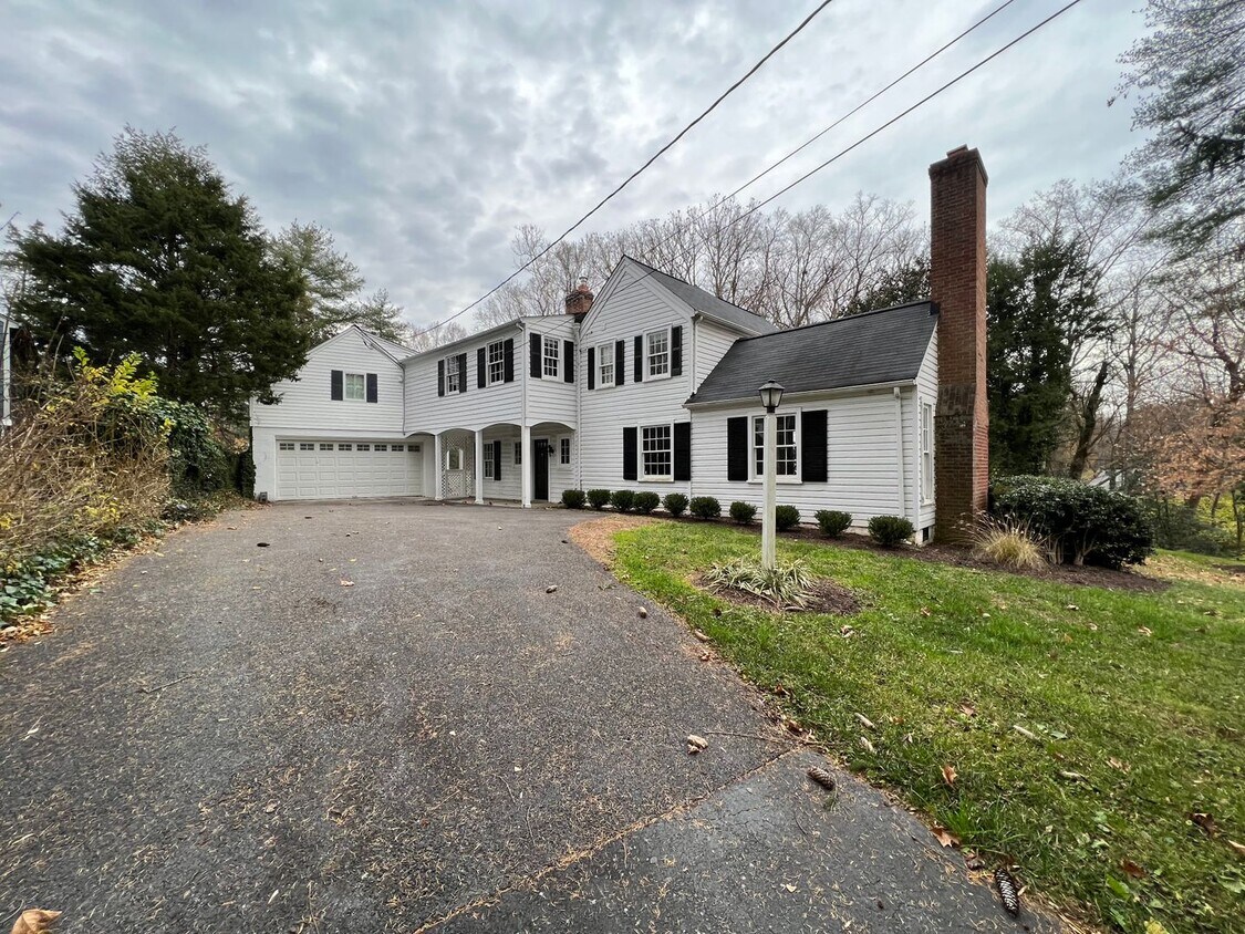 Cool Updated Historic 4/3.5 Farmhouse in Bethesda on Private, 1.5 Acre Lot - Cool Updated Historic 4/3.5 Farmhouse in Bethesda on Private, 1.5 Acre Lot