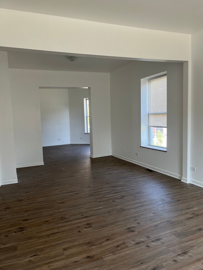 Building Photo - 3820 W Monroe St