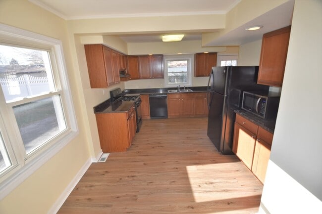 Building Photo - 302 Maple Ln