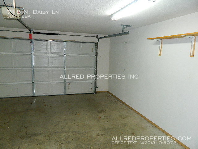 Building Photo - 718 N Daisy Ln
