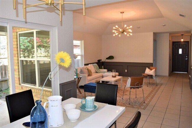 Foto del edificio - Charming McAllen Home + Bonus Studio