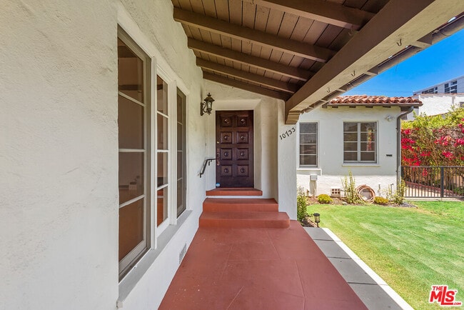 Building Photo - 10733 Wellworth Ave
