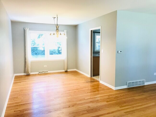 Foto del edificio - 724 Burning Tree Ln