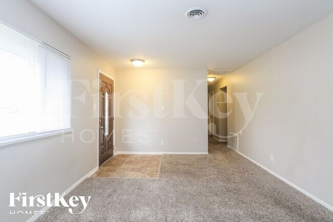 Foto del edificio - 221 Grovewood Dr