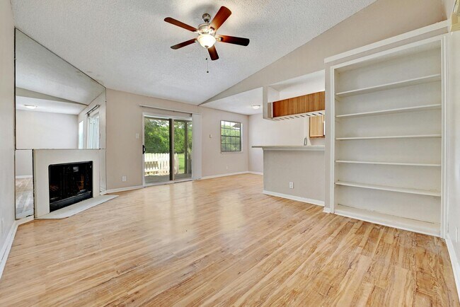 Foto del edificio - Charming condo in Park Like Setting availa...