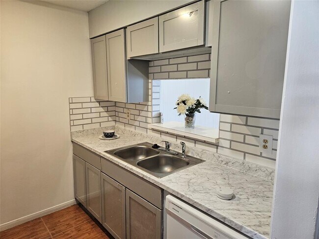 Foto del edificio - 7700 Creekbend Dr