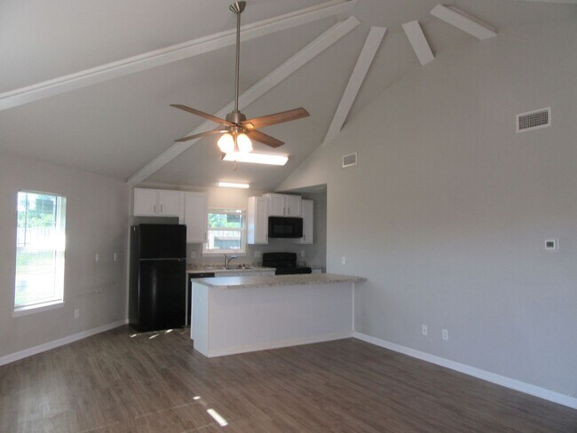 Foto del edificio - 1300 Grace Ave