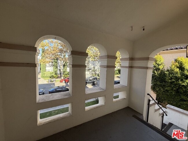 Building Photo - 211 S Arnaz Dr