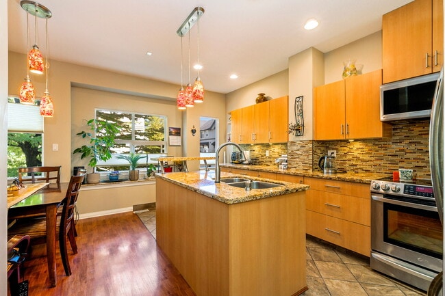 Building Photo - Beautifully maintained 2-bedroom, 3-bathro...