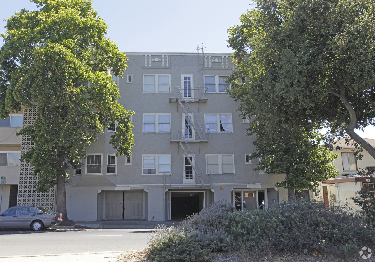 Foto del edificio - University Ave Apartments