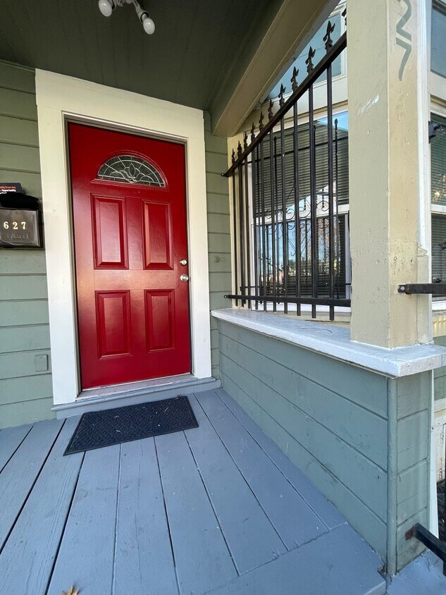 Foto principal - Large Lower Unit - 627 W Grand Ave