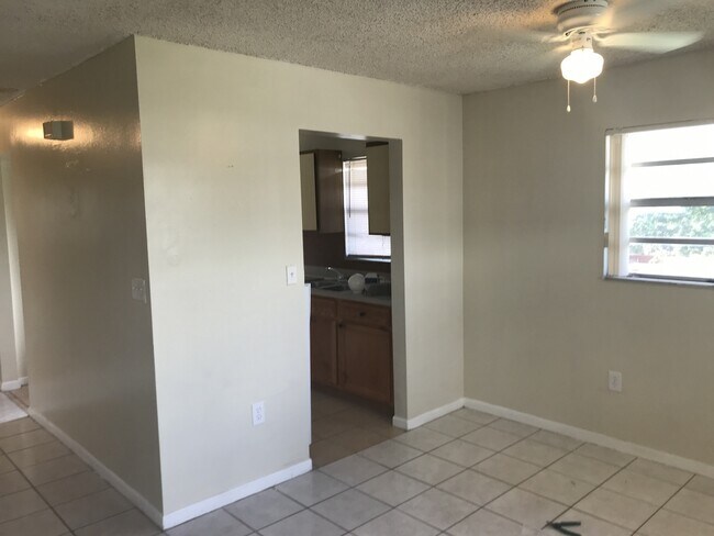 Building Photo - Large 3-2 house in Oakland Park