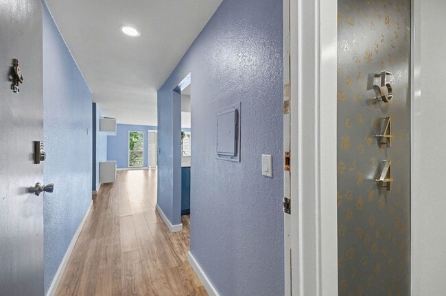 Building Photo - 13820 NE 65th St