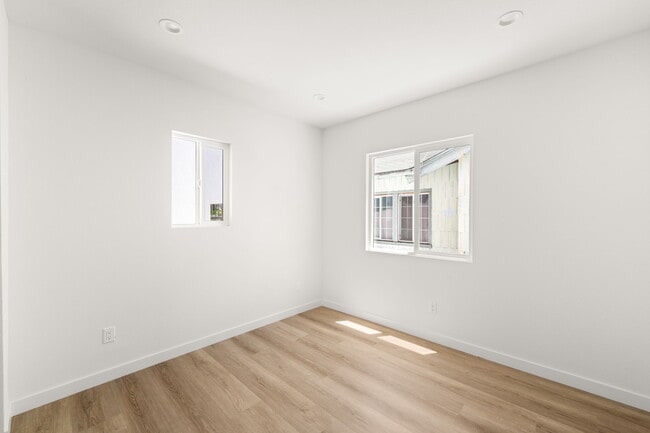 Building Photo - 4700 S Gramercy Pl