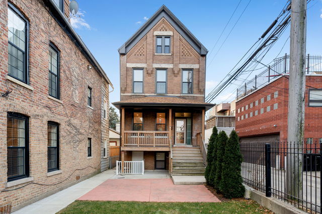 Building Photo - 2147 W Dickens Ave