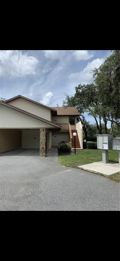 Carport/entrance - 115 E Hartford St