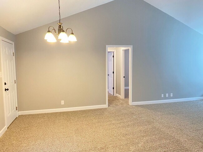 Building Photo - Newly remodeled 3 Bdr 2 Bath conveniently ...