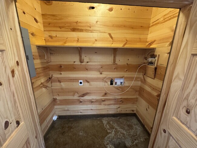 Foto del edificio - 2 bed 2 bath fourplex. Stained concrete floors. Washer & Dryer hookups in unit.