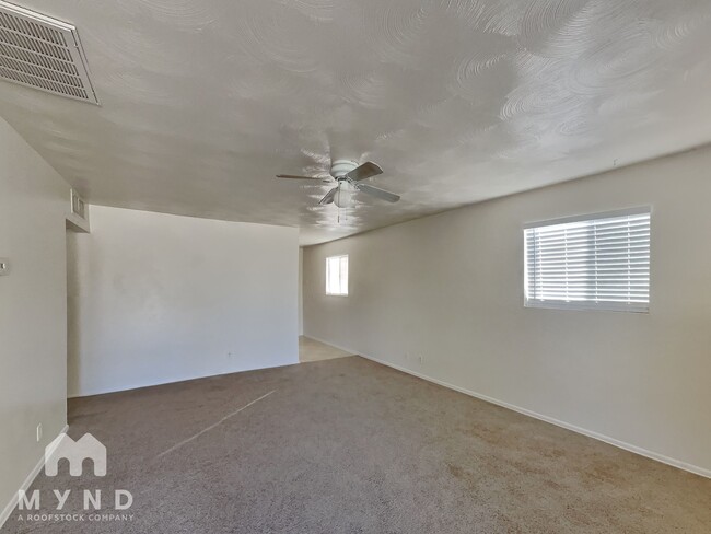 Foto del edificio - 9233 N 14th St