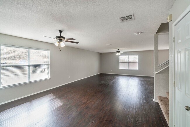 Foto del edificio - 4956 Thorn Hollow Dr