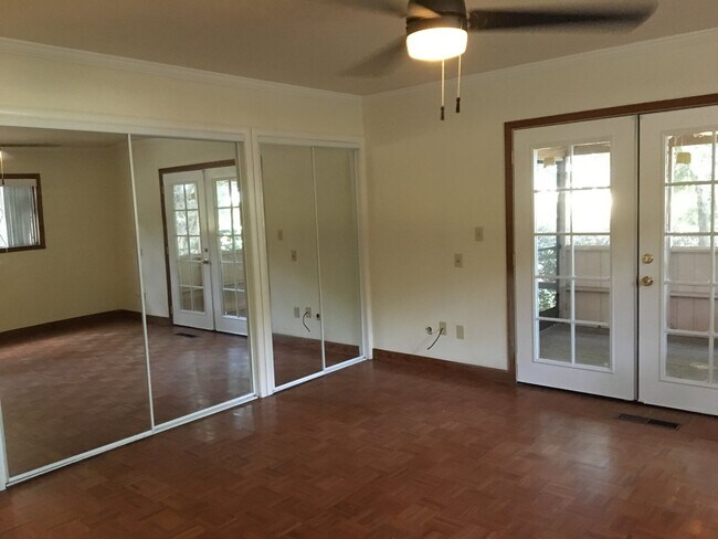 Building Photo - 3 bedroom 2 1/2 bath 2000 sq ft home locat...