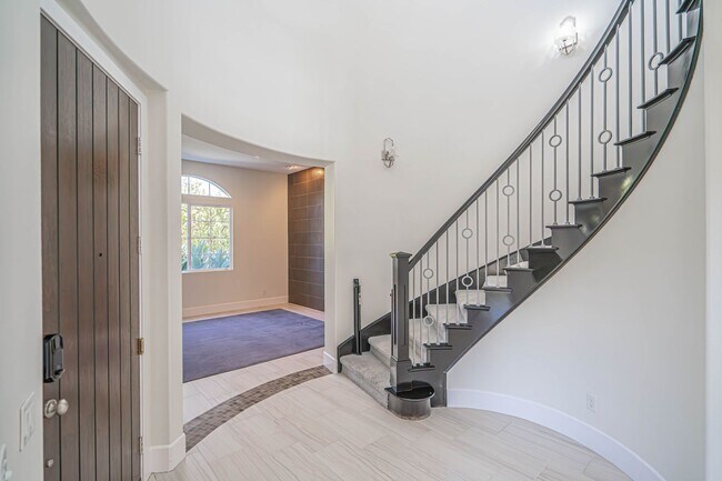 Foto del edificio - 5 Bedroom Home for Rent in Valencia!