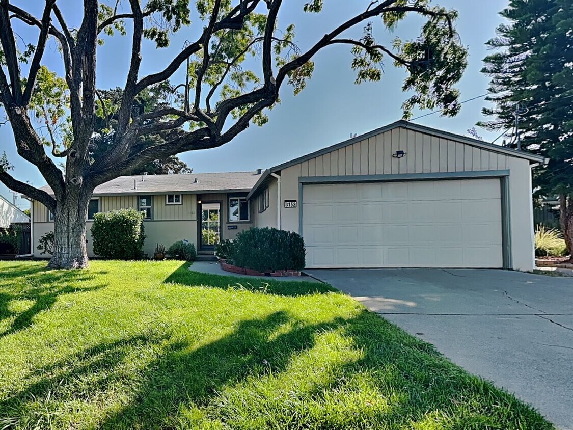 Primary Photo - Holbrook Heights 3/2 Home Available Now!
