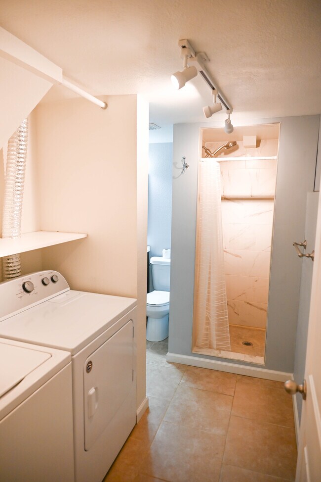 Laundry - 2526 E Caramillo St