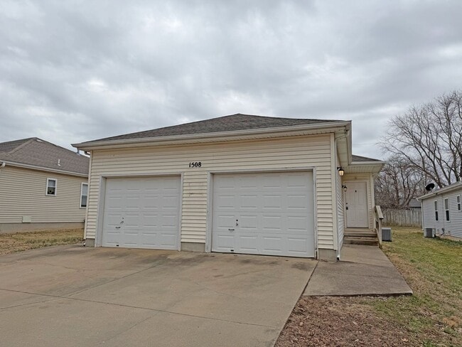 Building Photo - 1508 W Rainey St