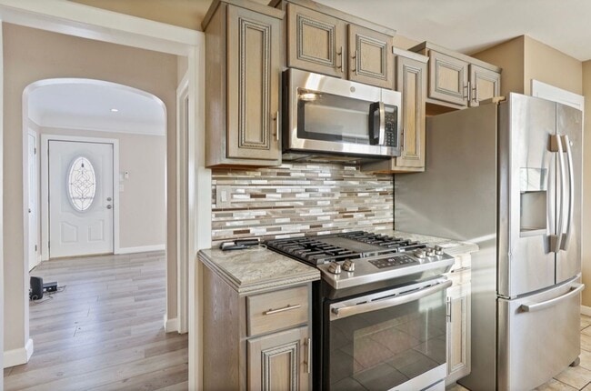 Foto del edificio - Designer-Inspired 3 Bedroom, 2 Bath Home With Finished Basement & In-Ground Pool