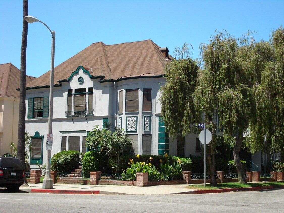 Building Photo - 9100 Alden Dr