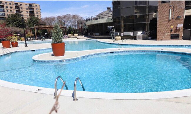 Foto del edificio - 8350 Greensboro Dr