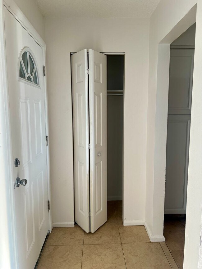 Foto del edificio - 1 bed Condo Available in SouthWest Denver! Top Floor!