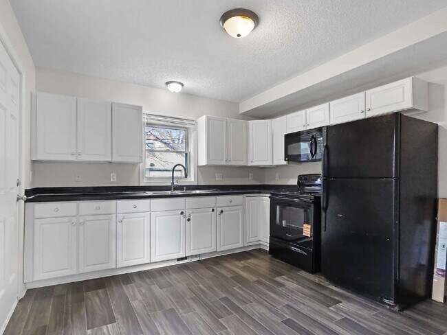 Foto del edificio - 3 Bedroom Side by Side duplex Available Now