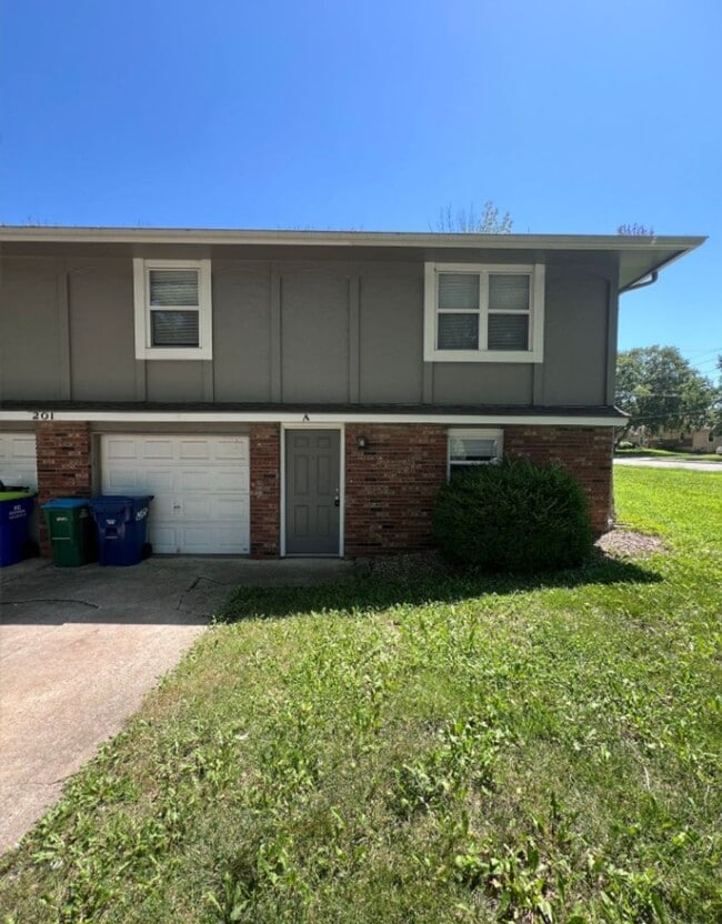 Building Photo - 201 NE Westwind Dr