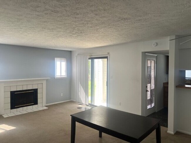 Foto del edificio - One Bedroom Condo For Rent