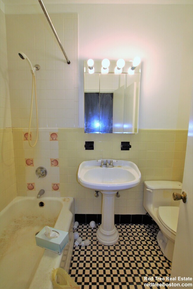 Building Photo - 573 Washington St