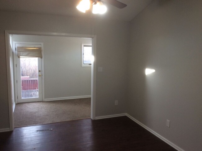 Building Photo - 2 BEDROOM, 1 BATHROOM TOWNHOUSE IN THE AVE...